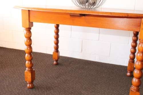 An exquisite antique Edwardian solid English honeyed oak bobbin-leg 6-seater dining table
