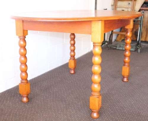 An exquisite antique Edwardian solid English honeyed oak bobbin-leg 6-seater dining table