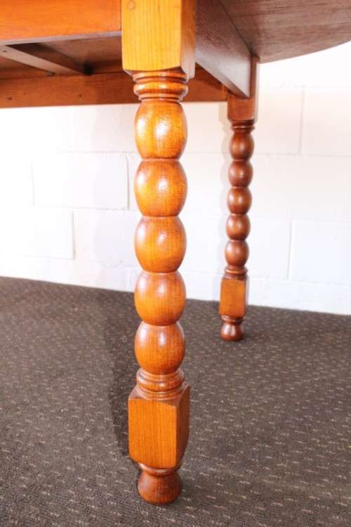 An exquisite antique Edwardian solid English honeyed oak bobbin-leg 6-seater dining table