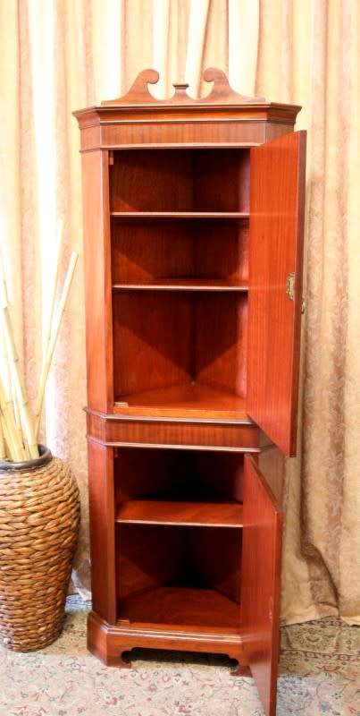 A sturdy well made 2-division Mahogany corner display unit cabinet with ample shelves and space
