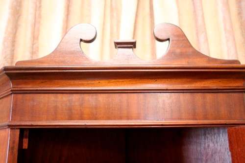 A sturdy well made 2-division Mahogany corner display unit cabinet with ample shelves and space