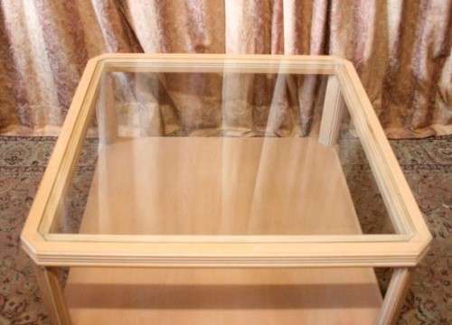 A very stylish Beechwood glass top centre coffee table with clean modern lines - stunning!!!