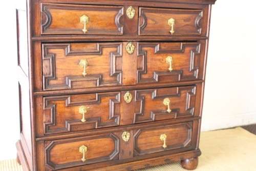 A stunning & beautifully made vintage Oriental Elm wood chest of drawers (2 over3) w/ brass handles