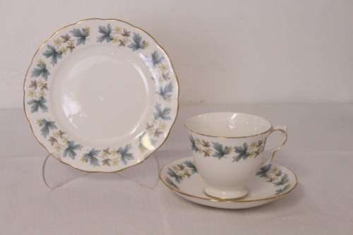 **RS17** Fabulous vintage Queen Anne fine porcelain tea trio including the cup, saucer & cake plate