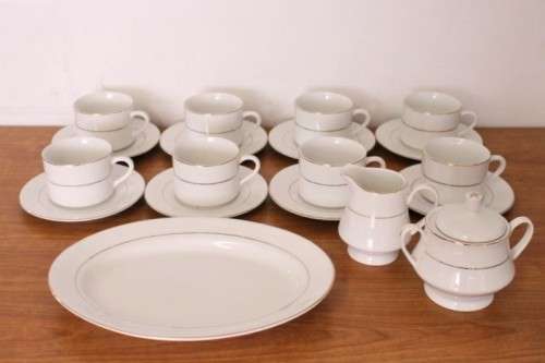 **RS17** Stunning white 8-setting porcelain tea service with a milk jug, sugar bowl and pastry plate