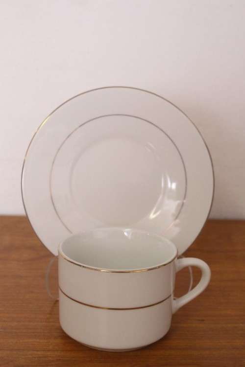 **RS17** Stunning white 8-setting porcelain tea service with a milk jug, sugar bowl and pastry plate