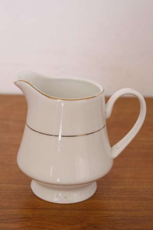 **RS17** Stunning white 8-setting porcelain tea service with a milk jug, sugar bowl and pastry plate
