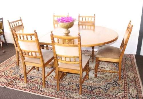 A gorgeous vintage Oak 6-seater extendable dining room table w/ 6x solid oak upholstered chairs