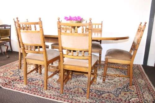 A gorgeous vintage Oak 6-seater extendable dining room table w/ 6x solid oak upholstered chairs