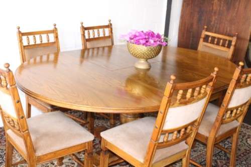 A gorgeous vintage Oak 6-seater extendable dining room table w/ 6x solid oak upholstered chairs