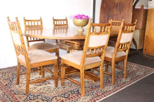 A gorgeous vintage Oak 6-seater extendable dining room table w/ 6x solid oak upholstered chairs
