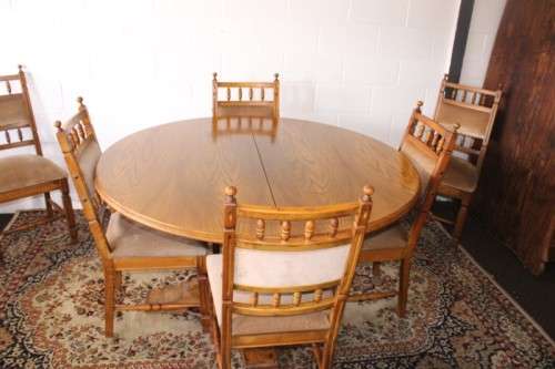 A gorgeous vintage Oak 6-seater extendable dining room table w/ 6x solid oak upholstered chairs