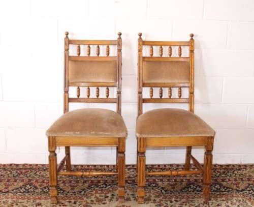 A gorgeous vintage Oak 6-seater extendable dining room table w/ 6x solid oak upholstered chairs