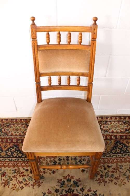 A gorgeous vintage Oak 6-seater extendable dining room table w/ 6x solid oak upholstered chairs