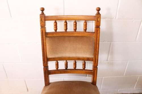 A gorgeous vintage Oak 6-seater extendable dining room table w/ 6x solid oak upholstered chairs