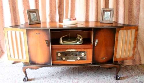 A beautiful Blaupunkt radiogram in a cabinet with a stylish, sleek design - perfect showpiece!!