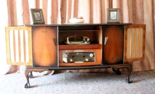 A beautiful Blaupunkt radiogram in a cabinet with a stylish, sleek design - perfect showpiece!!