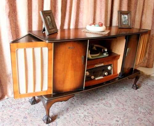 A beautiful Blaupunkt radiogram in a cabinet with a stylish, sleek design - perfect showpiece!!