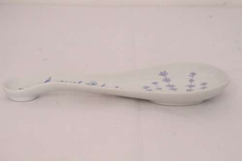 **RS17** A wonderful "Margaret Roberts" porcelain spoon rest in the very pretty Lavender range