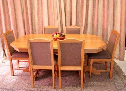A stunning vintage Oak 6-seater (109 x 183cm) dining room table with 6 beautiful upholstered chairs!