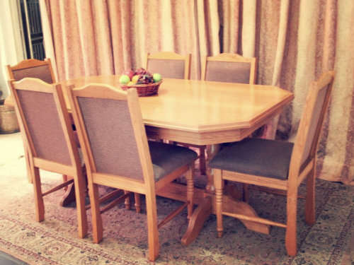 A stunning vintage Oak 6-seater (109 x 183cm) dining room table with 6 beautiful upholstered chairs!