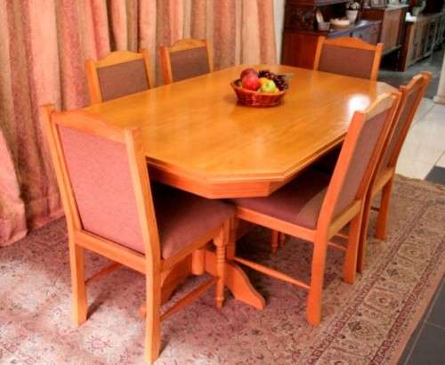 A stunning vintage Oak 6-seater (109 x 183cm) dining room table with 6 beautiful upholstered chairs!