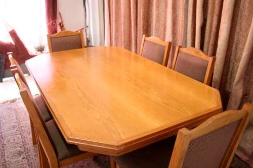 A stunning vintage Oak 6-seater (109 x 183cm) dining room table with 6 beautiful upholstered chairs!