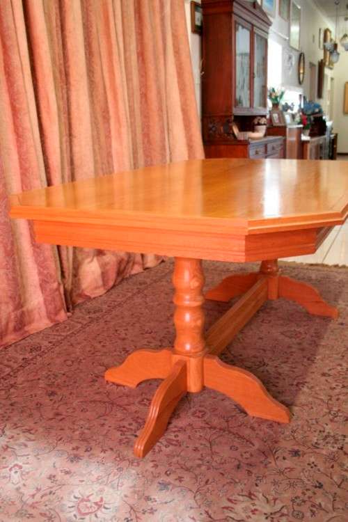 A stunning vintage Oak 6-seater (109 x 183cm) dining room table with 6 beautiful upholstered chairs!