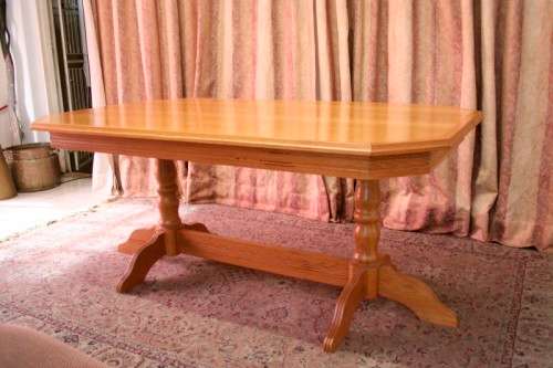 A stunning vintage Oak 6-seater (109 x 183cm) dining room table with 6 beautiful upholstered chairs!
