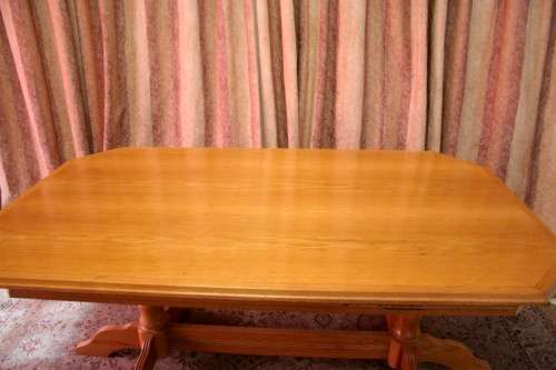 A stunning vintage Oak 6-seater (109 x 183cm) dining room table with 6 beautiful upholstered chairs!