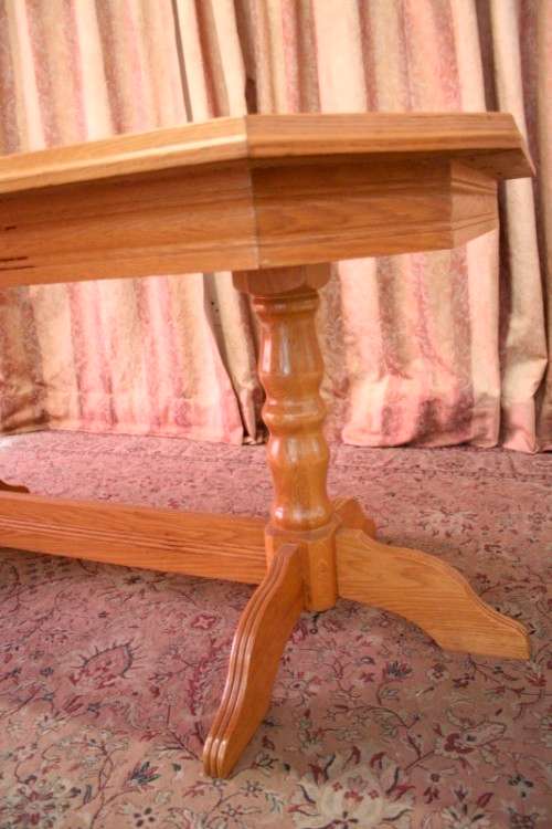 A stunning vintage Oak 6-seater (109 x 183cm) dining room table with 6 beautiful upholstered chairs!