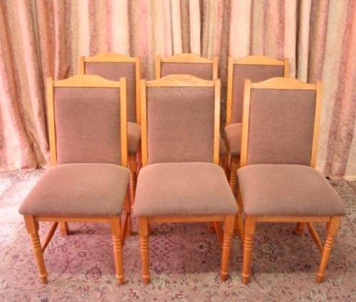 A stunning vintage Oak 6-seater (109 x 183cm) dining room table with 6 beautiful upholstered chairs!
