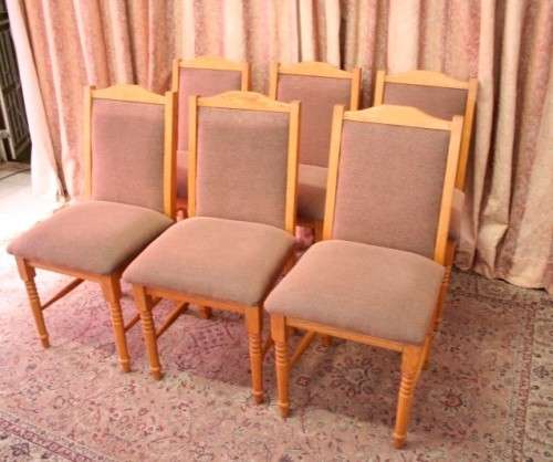 A stunning vintage Oak 6-seater (109 x 183cm) dining room table with 6 beautiful upholstered chairs!