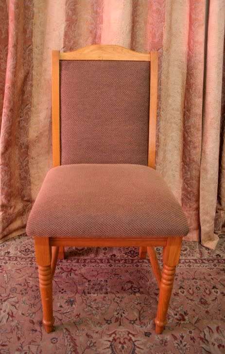 A stunning vintage Oak 6-seater (109 x 183cm) dining room table with 6 beautiful upholstered chairs!