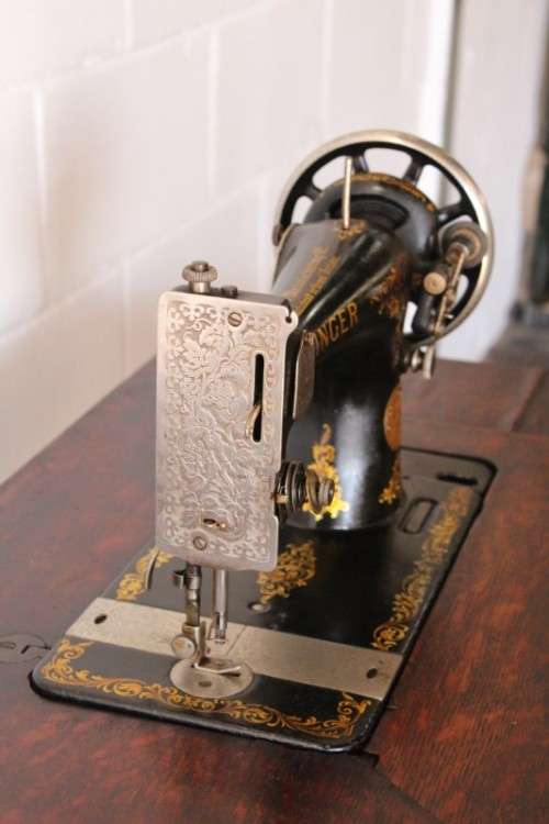 Stunning antique 1937 Singer treadle sewing machine in its original fold-away cast-iron & oak stand