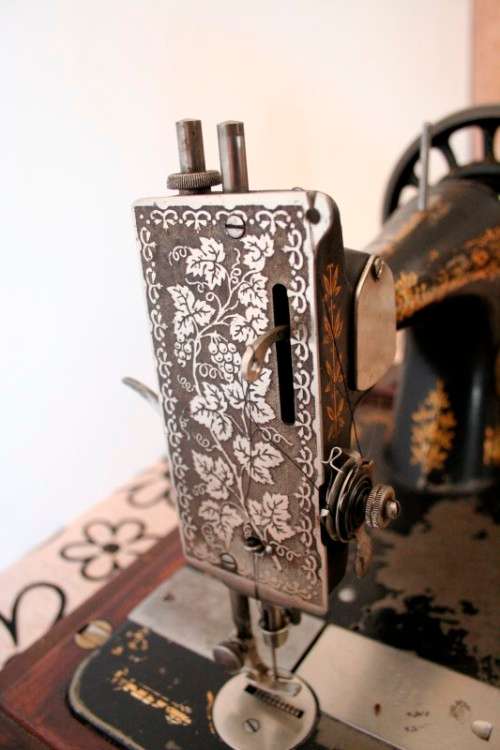 A remarkable antique (1903) Singer hand cranked sewing machine in its original casing.