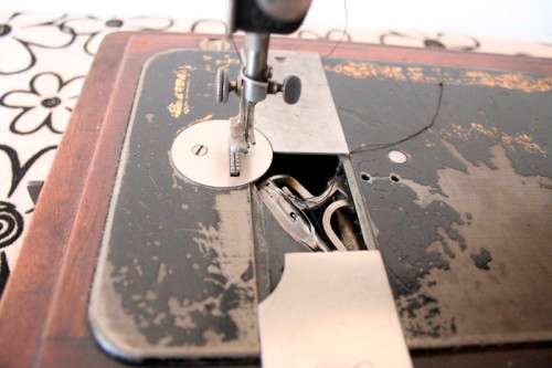A remarkable antique (1903) Singer hand cranked sewing machine in its original casing.