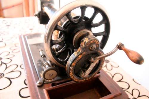 A remarkable antique (1903) Singer hand cranked sewing machine in its original casing.