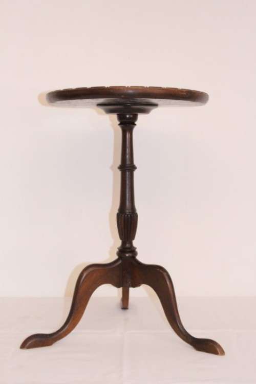 A stylish antique Edwardian mahogany round three-legged teapoy table/ occasional table
