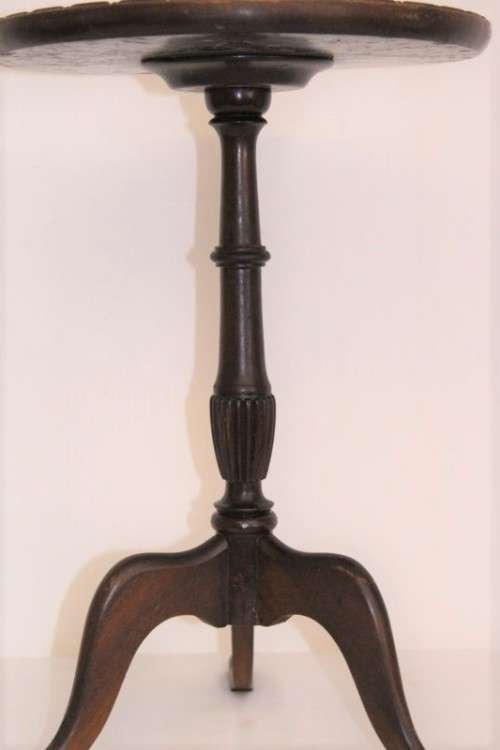 A stylish antique Edwardian mahogany round three-legged teapoy table/ occasional table