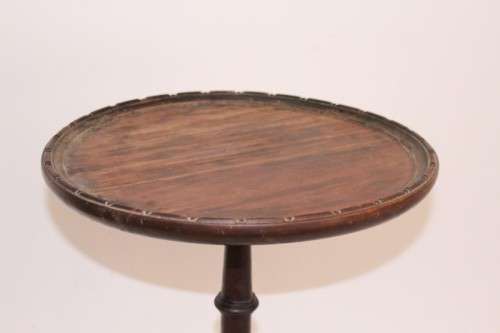 A stylish antique Edwardian mahogany round three-legged teapoy table/ occasional table