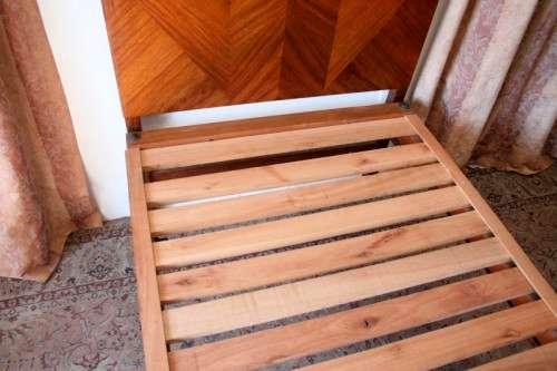 A fabulous single bed incl. headboard, footboard & mounting struts in great condition.