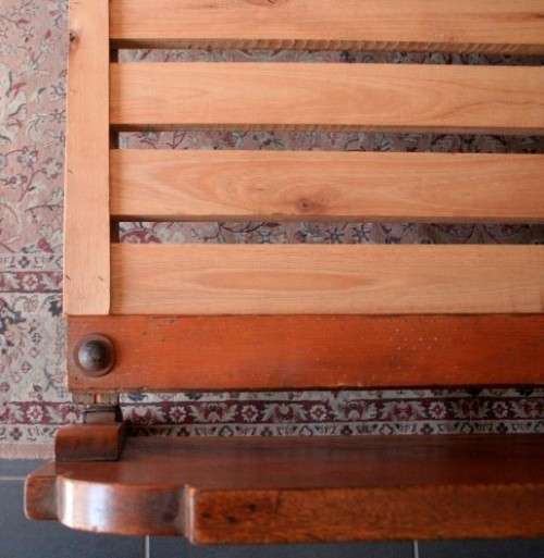 A fabulous single bed incl. headboard, footboard & mounting struts in great condition.