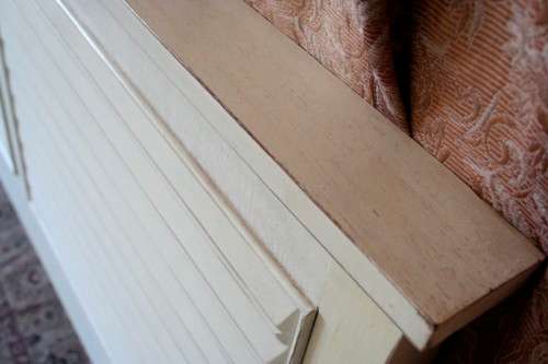 A lovely sturdy white, modern styled wood double bed (180cm) headboard. Beautiful in all bedrooms!