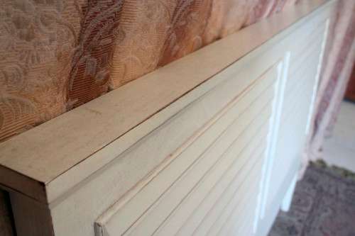 A lovely sturdy white, modern styled wood double bed (180cm) headboard. Beautiful in all bedrooms!