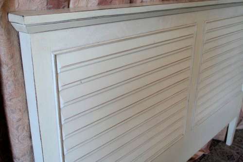 A lovely sturdy white, modern styled wood double bed (180cm) headboard. Beautiful in all bedrooms!