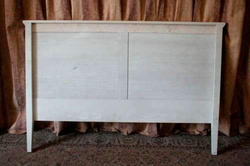 A lovely sturdy white, modern styled wood double bed (180cm) headboard. Beautiful in all bedrooms!
