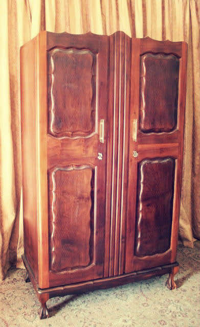 A stunning vintage solid Imbuia 2 door ball & claw wardrobe w/ hanging space and 3x drawers