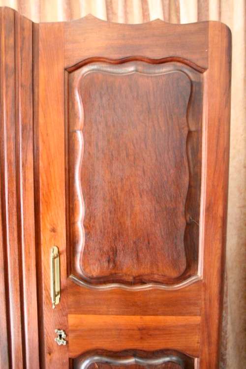 A stunning vintage solid Imbuia 2 door ball & claw wardrobe w/ hanging space and 3x drawers