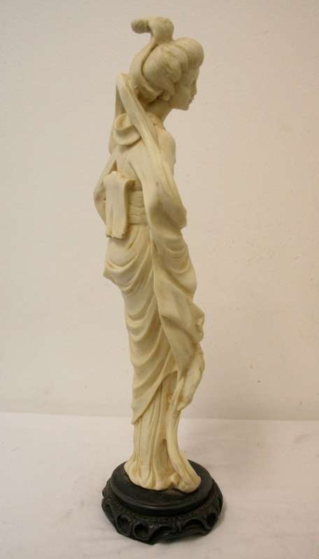 A beautiful large ornamental Japanese themed oxylite figurine of a lady, fabulous on display